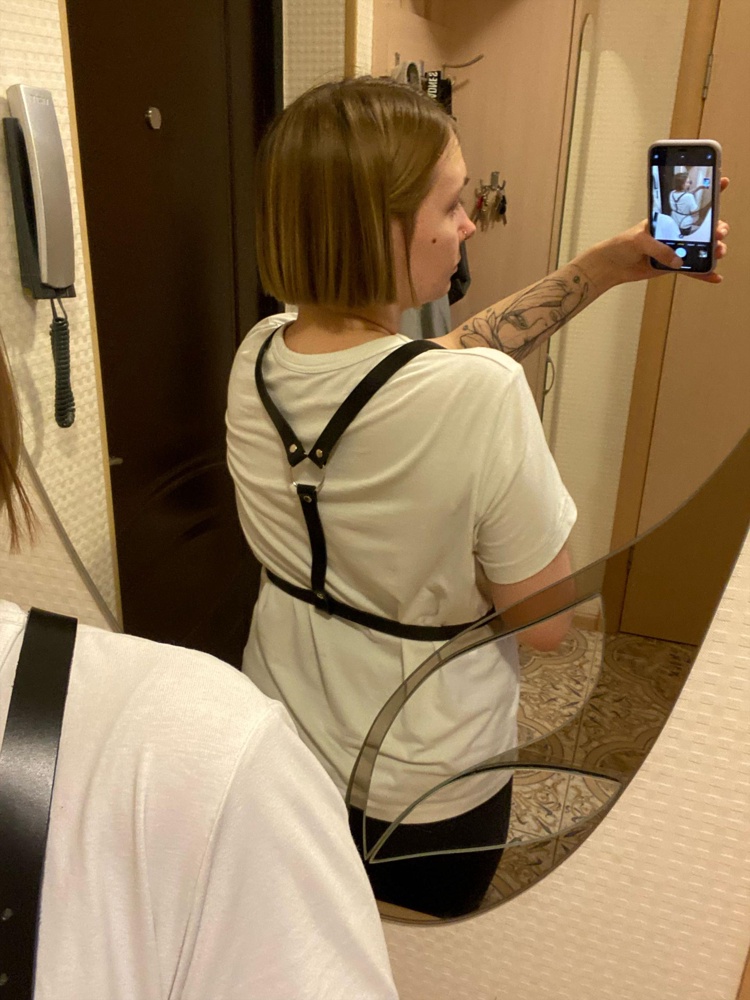 Пришла меньше чем за сутки, это вообще огонь 😎 упаковка оставляет желать лучшего, но пришло все целое. Пахнет кожей прекрасно. Все регулируется, изделие отличное. Покупала, что бы с платьем носить, но оно ещё не пришло 😂 с футболкой тоже неплохо. Взяла 48/50 на ОТ 70, ОГ 98-есть ещё отверстия, куда ослабить или затянуть, думаю даже на верхнюю одежду налезет) 