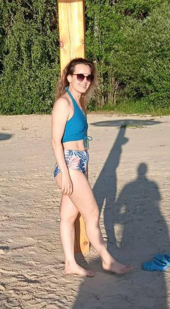 Мой первый купальник с завышенной талией, сомневалась пока не померила. Удобный и подходит для активного отдыха(волейбол, сёрфинг) и нет риска остаться без одежды😄
Прошит замечательно, ткань плотная.