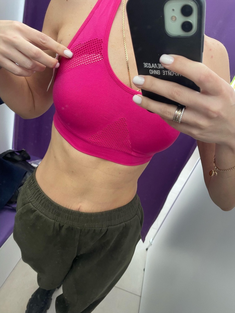 На маленькую грудь только с вкладками, но их сильно заметно.