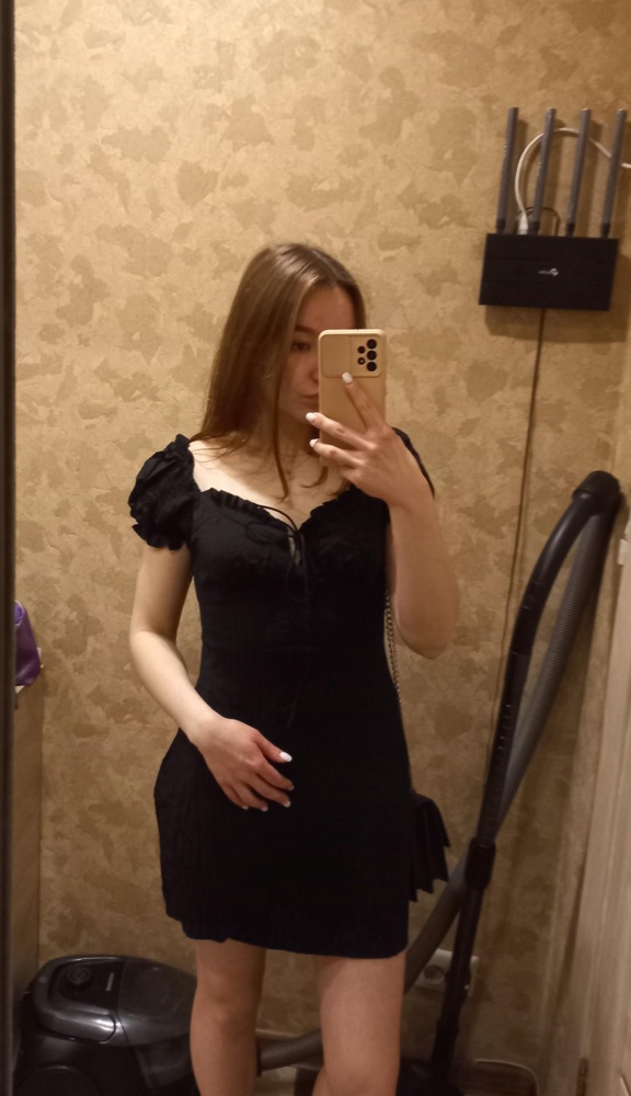 Платье супер)немного прибавляет ушек на бедрах,но от этого талия еще меньше кажется.сшито аккуратно,дефектов не нашла.смотрится сексуально,но не вульгарно🥰размер тютелька в тютельку.ткань сама по себе немного мятая,пыталась разгладить утюгом,но увы,но это не мешат выглядеть обалденно!