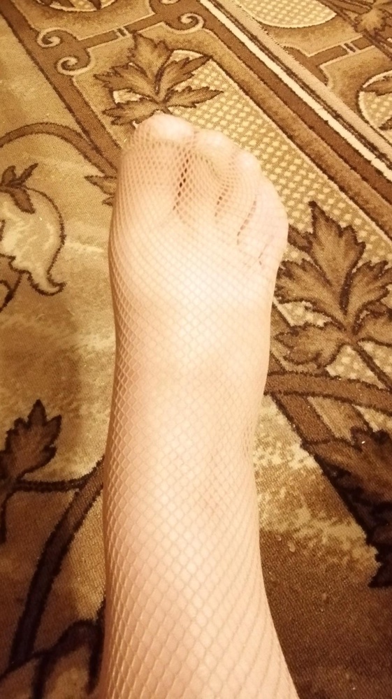 Гольфы хорошие. Резинка мягкая. На мои нехудые ноги (объем икры 45 см, под коленом 43 см) наделись хорошо, есть запасец и в ширину и в длину, небольшой. Одно настораживает: нет уплотнения в мыске, просто шов и всё. Насколько это прочно? Не знаю, есть сомнения. Мне больше понравились сетчатые гольфы другой фирмы, но там нет бежевых.