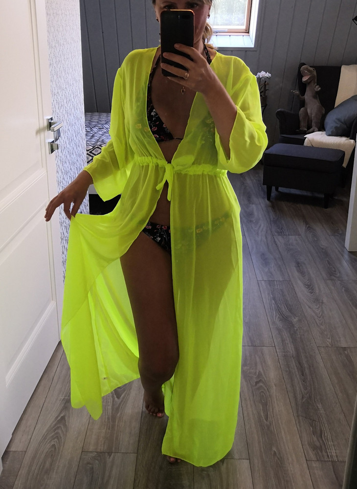 Очень милая накидка за свои деньги. Прекрасно подойдёт для поездки на юг. Ткань тоненькая, лёгкая, сшито нормально, но понятно, что это не премиум класс. Наверное, могла бы стоить дешевле. Доставка очень быстрая, спасибо большое даже не ожидала такой оперативности, очень приятно.