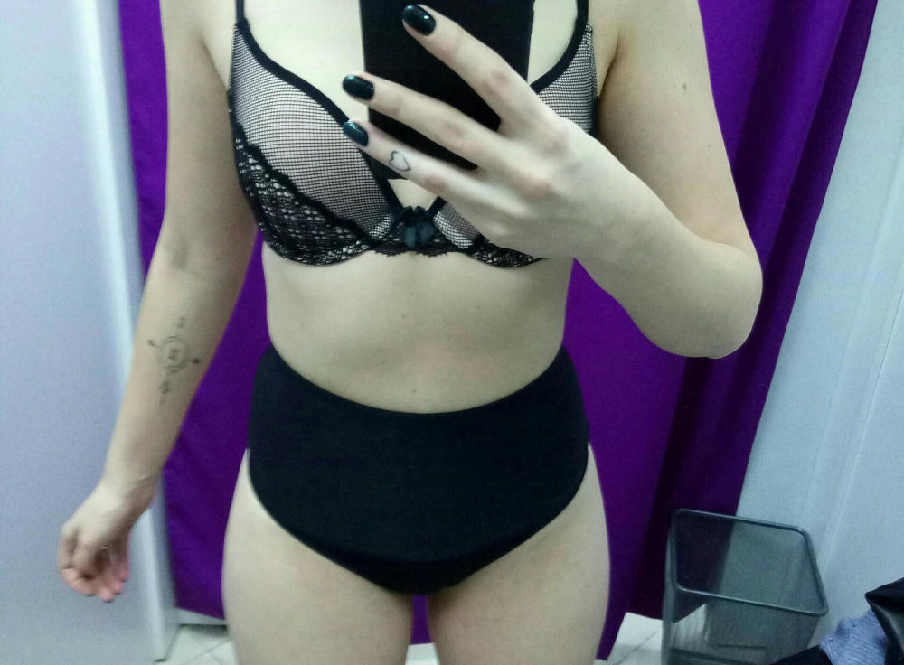 взяла я значит и послушала тех ,кто пишет ,что чтобы белье утягивало нужно брать на размер поменьше и вуаля,результат на фото）нигде и ничего оно не втянула а только вытянуло те складки ,которых впомине нет и не было
и кстате говоря м-ка села точно так же
мои об-98 и от -67 ,есть небольшой животик,хотела его скрыть,но стало еще хуже,я считаю что в таком белье нужно желать широкую резинку иначе тонкая резинка просто впивается и создает эффект некрасивый,от слова совсем