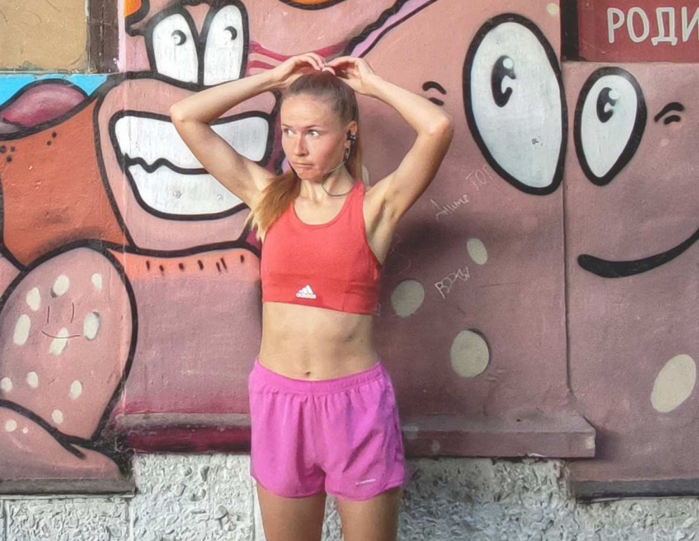 Топ плохо тянется, спинка очень красивая, но вставки в лифе где-то не на месте.