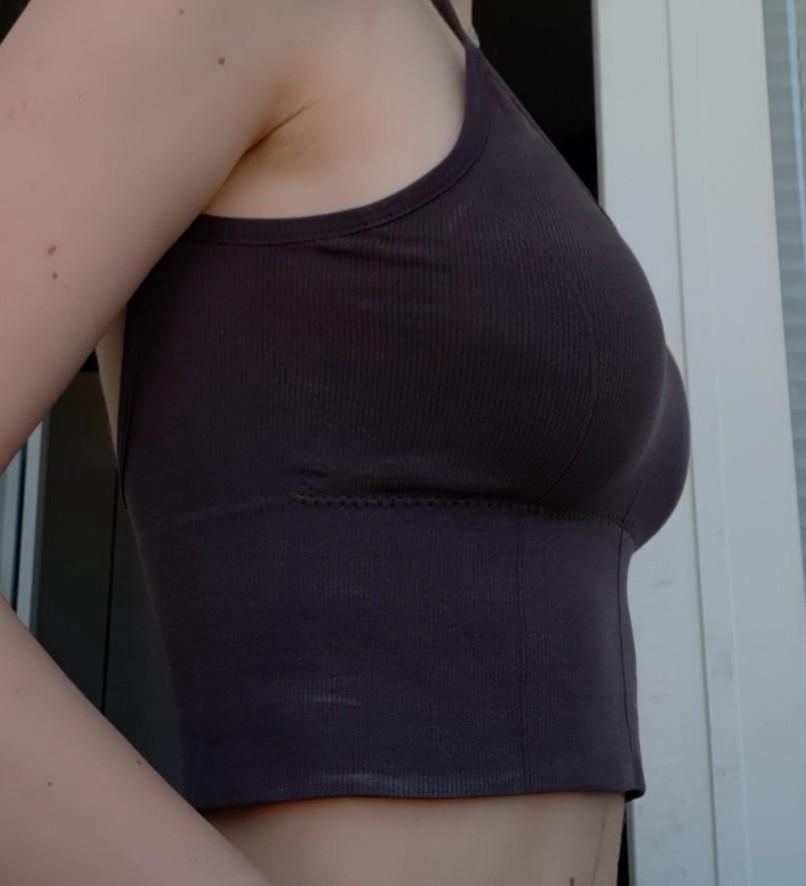 Изначально пришел в белых пятнах которые впоследствии отстирались
В целом очень классный топ 
Подойдет даже как верх для купальника
Единственный минул лично для меня в том что тело под топом не дышит а в жару сильно потеет