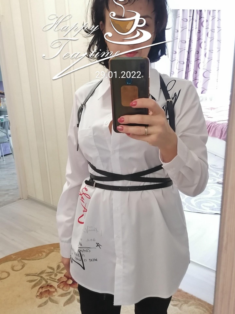 Брала и подороже и эту. От дорогой отказалась. Эта намного мягче, и за счёт того что ремешки поуже , легче смотрится, и телу  приятней