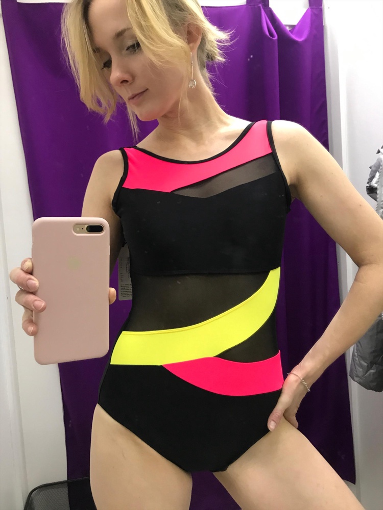 С грустью отказалась от купальника, потому что красив, но оказался мал. У меня рост 167 размер 44, но купальник впился в попу и лямки в плечи. А ещё немного неудачный крой - подмышками сборится.