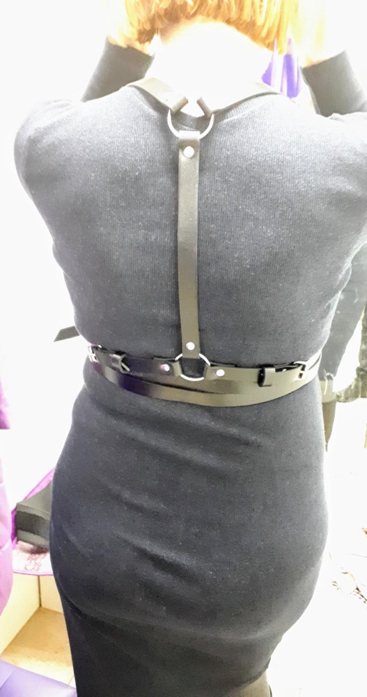 Что только не взбрёдет в голову беременной женщины - например, купить портупею на на сроке 30 недель)))
Итак,  кожа натуральная, с внутренней стороны местами чуть потёртая, ширина не 2 см, как заявлено, а 1,8 см. Ремешки можно отрегулировать. Несмотря на пару минусов, ставлю 5 звёзд. 

(возможно добавлю отзыв через 2-3 месяца :))