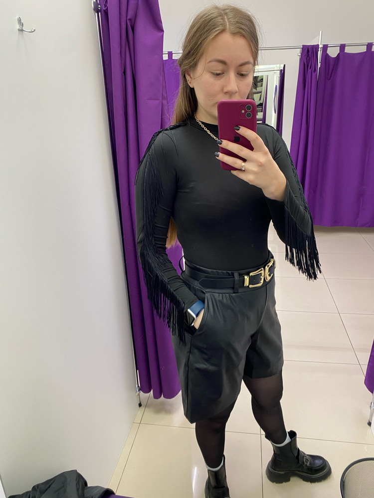 Боди неплохое. Простенькое. Такое как водолазка. Застёгивается хорошо. Но хотела на свадьбу надеть,примерила-сильно простовато. Больше на првседневку . И бахрому не видно если просто стоять. Хотя это так и было ожидаемо. Короче это просто мне не зашло. Само изделие хорошее 👌🏽