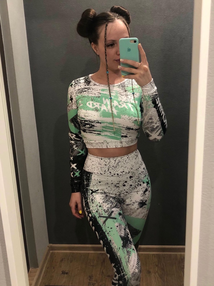 Классный топ) качество порадовало, не просвечивает, можно носить даже без бюстгальтера. На параметры 92*68*92 размер S сидит как влитой, рисунок яркий и четкий) 