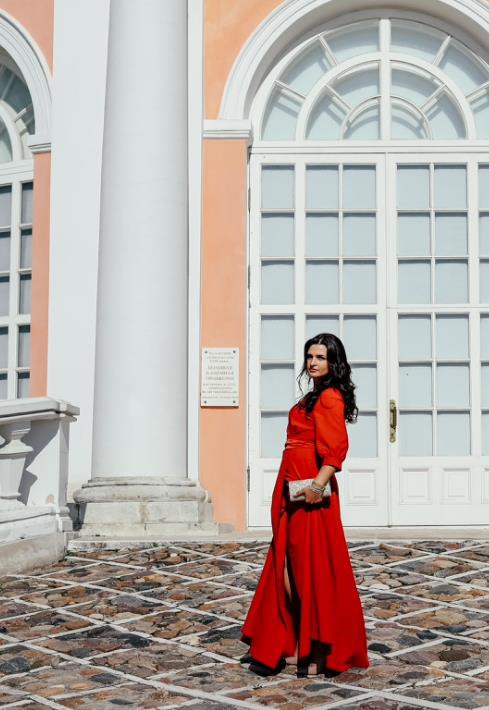 Платье великолепное, брала на свадьбу сестры. Всем очень понравилось. На свой 46 размер взяла L, подошло идеально.