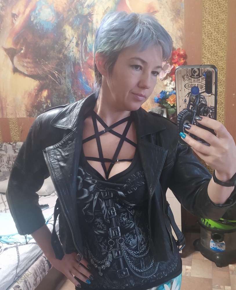 Брала за 232₽, посмотрела на фото и поняла как одевать, никаких проблем, утянула, где нужно и на шее сзади завязала узелком, на мой 42 размер все отлично смотрится, главное подобрать образ, особенно в блузках, где грудь открыта и с пуш апом смотрится атас!!! Мне очень нравится!