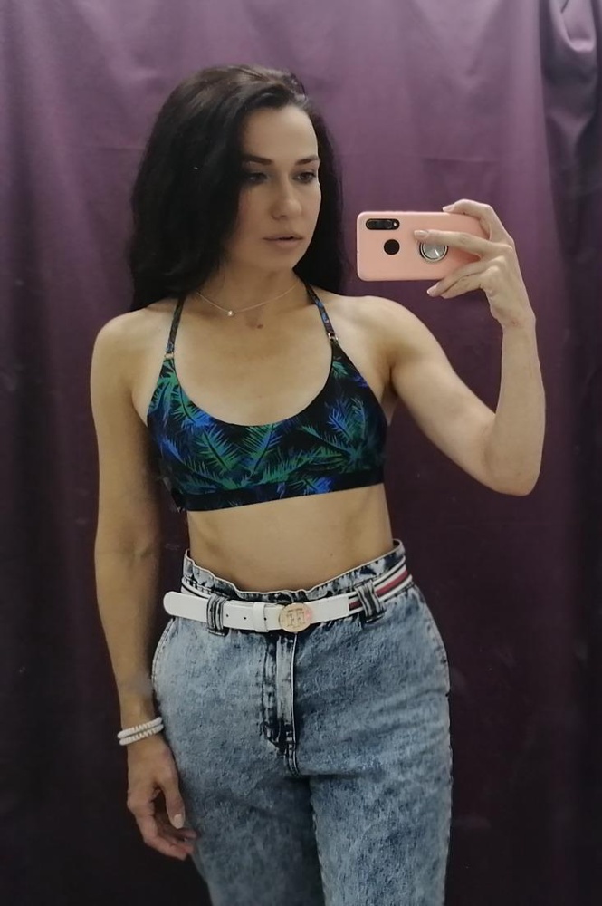 Мне очень нравится. У меня уже три или четыре комплекта этих лифов и плавок, ни один не полинял, не порвался, зацепок ни на одном не появилось. 