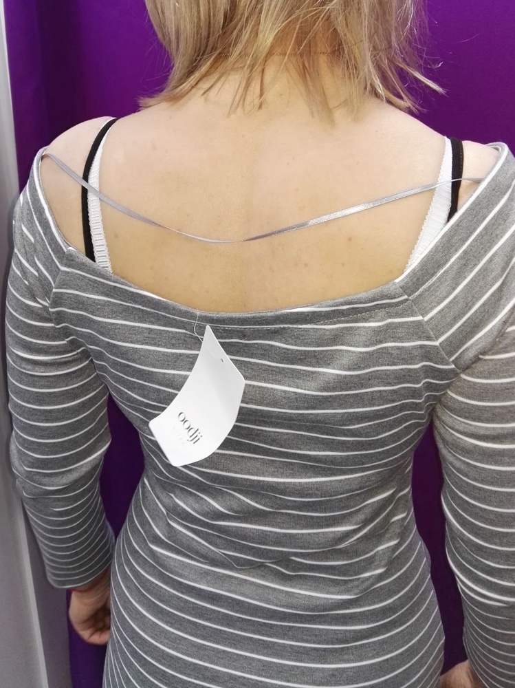 очень понравилось. плотный трикотаж из полиэстера.  вырез сильно глубокий, спадает с плеч и на спине не прилегает, топорщится. карманов нет. в описании явно ошибка на этот счет.