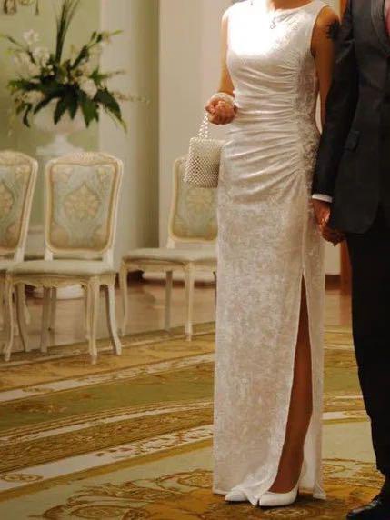 Платье отличное, идёт точно в размер, носить нужно с туфлями на каблуках, так как длинна в пол