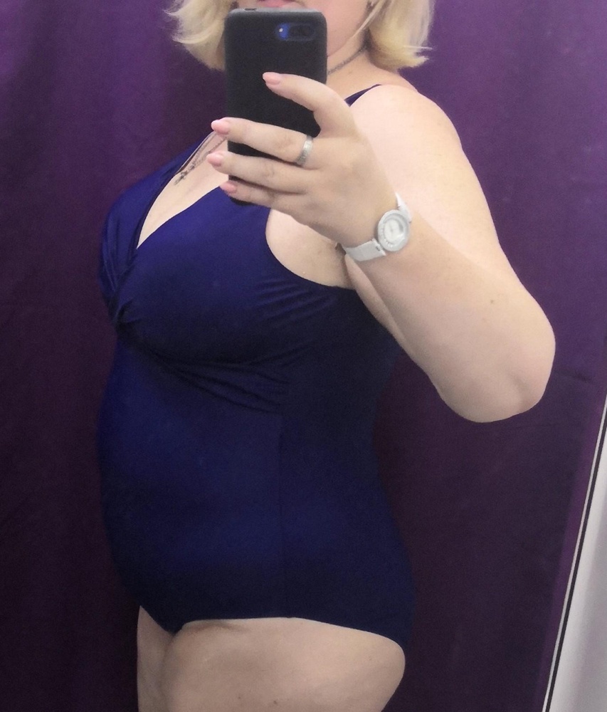 Почитала отзывы и заказала 48. Действительно, сильно большемерит. На мой 52 сел, как влитой. Вообще, странно, что я обратила на него внимание. Потому что на фотографии девушка смотрится совершенно невыигрышно. А ведь по форме - купальник идеален для пышечек. Большая грудь в нём смотрится отлично.