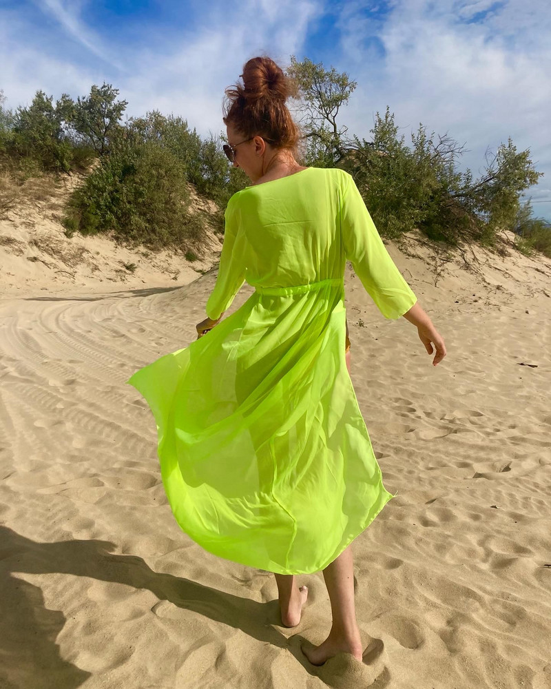 Это любовь. Выбирала цвет из того, что было в наличии в остатках, в пункте выдачи подумала, что адски ядерный цвет, но на море это ваууу. Приковывает все взгляды)