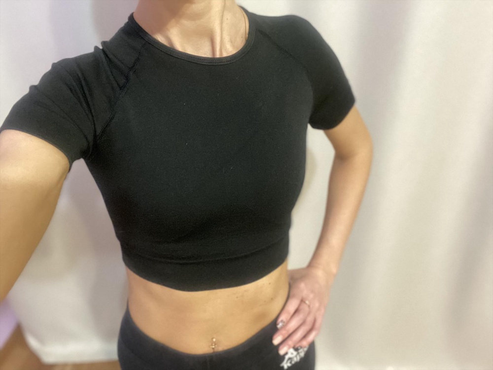 Очень плотная ткань, на ОГ 82 размер s впритык, хотелось бы чуть свободнее. В целом сидит неплохо, немного задираются рукава, когда поднимаешь руки вверх, на тренировке придётся одёргивать периодически. Очень сильно линяет при стирке в тёплой воде.