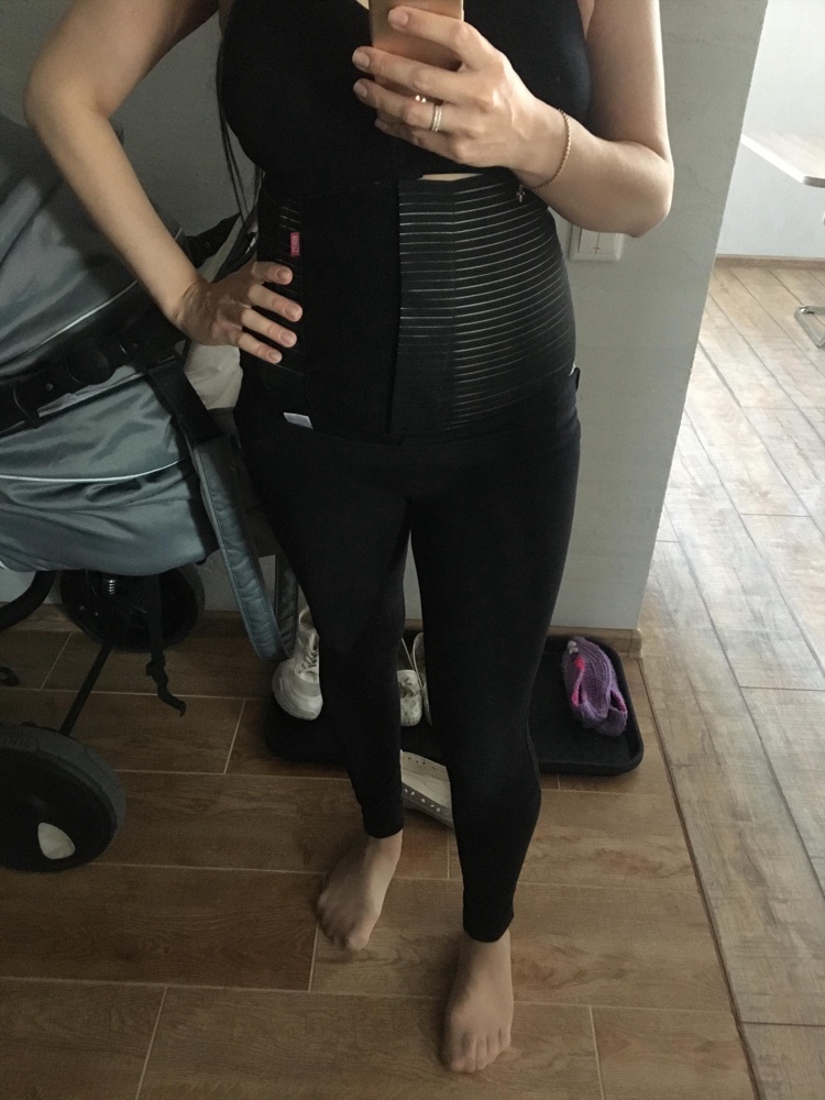 Афигенный бандаж! Те кто пишут что он бесполезный,видимо не тот размер взяли. Мой обхват был 107 взяла на размер меньше 100(46). Так и советую брать так как он растянется если будете носить его постоянно) Живот стянул хорошо, и кстати очень удобный. Я в нем умудряюсь весь день ходить, и дела домашние делать, и с ребёнком время проводить, и за рулем ездить,очень удобно(насколько это возможно,все таки бандаж а не распашонка😏) Я после КС и все равно удобно,упаковка тоже можно сказать целая)В общем советую и покупкой я довольна☺️