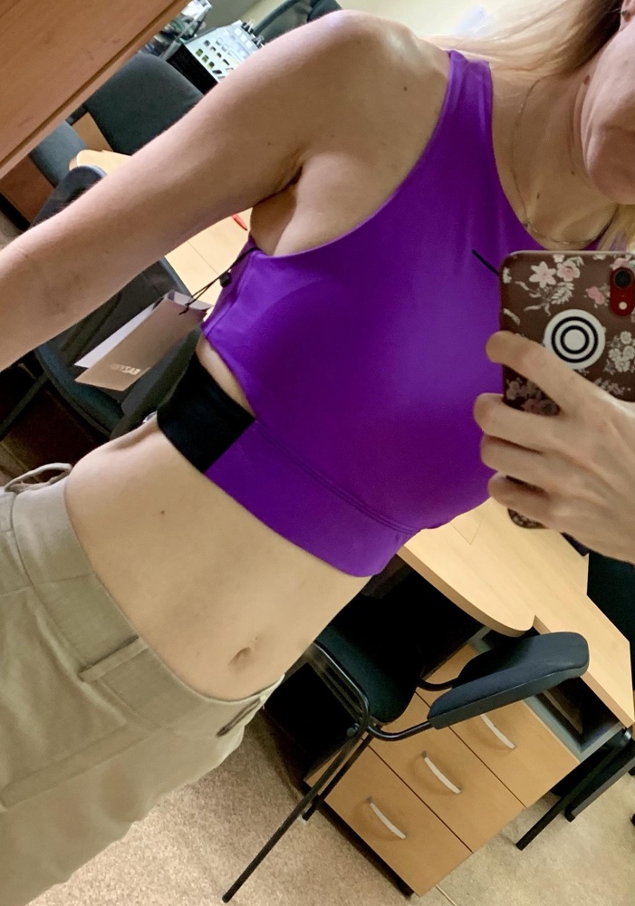 Хорошее качество, цвет, как на фото. Плотный. С чашечками