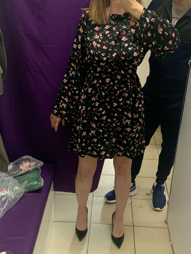 В целом неплохое платье, мне было туго одевать, область талии тугая, тк нет резинки. Возможно размер не мой, но большего размера смотрелось бы, наверное, не очень. Ворот тоже не понятный, вроде стойка, но не стоит совсем и немного растянут