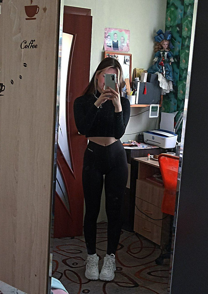 отличные тайтсы, ожидала чуть по плотнее качество, сели отлично, можно было даже размер поменьше, наделись легко. довольна покупкой!