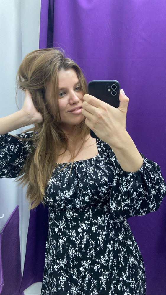 Ношу 42 размер.Из за комментариев заказала 44.Платье действительно маломерит.Но даже 44 размер в груди мне мал.Возмозжно оно на очень маленькую грудь.На фото более глубокий вырез.В жизни,прикладываю фото.Отказ.