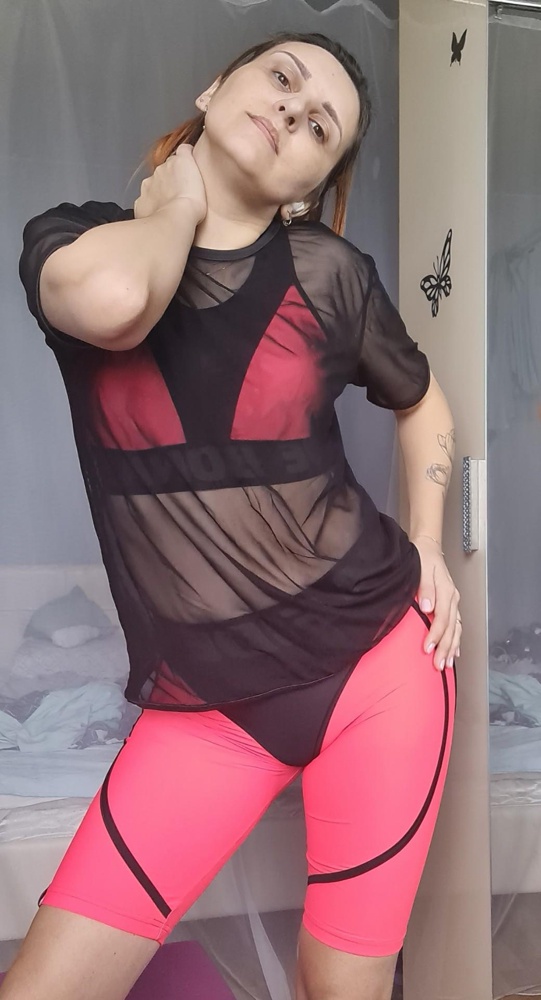 Отличная приятная футболка. Размер соответствует. Она и не должна быть в облипку. В зале в ней комфортно и не жарко. Один маленький минус, магнитится, аж трещит вся, но антистатик хорошо все исправил. Мои параметры 170 рост. ОГ 98, от 79, об 98