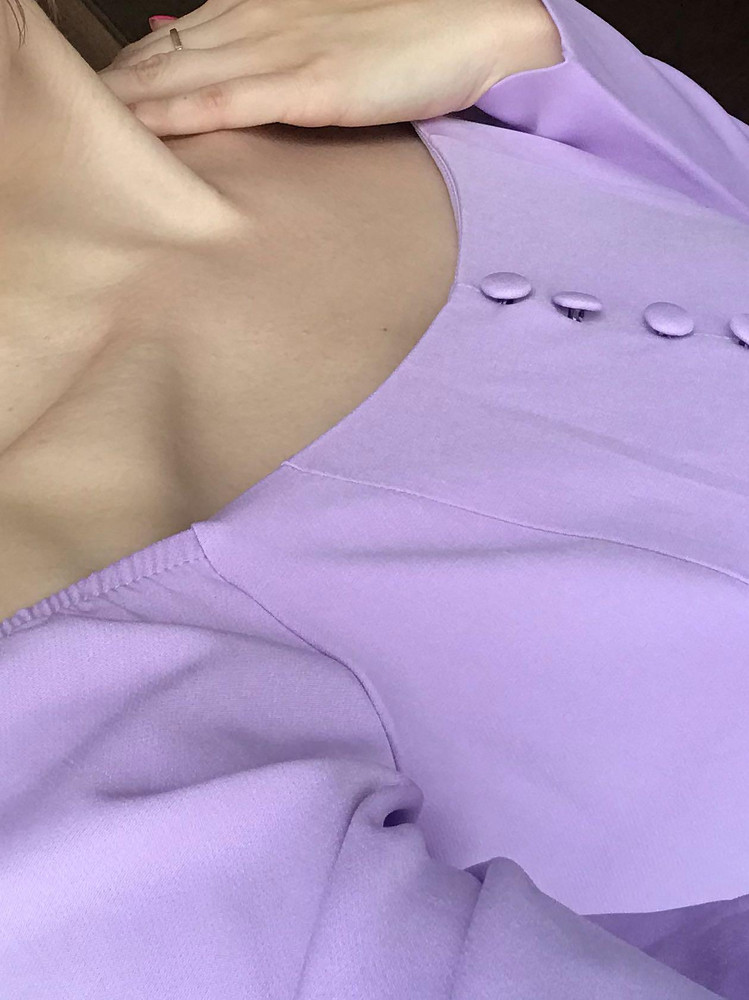 Цвет просто шикарный , швы ровные , на свой 46 , взяла 44 , 46 оказался великоват в талии ((( 