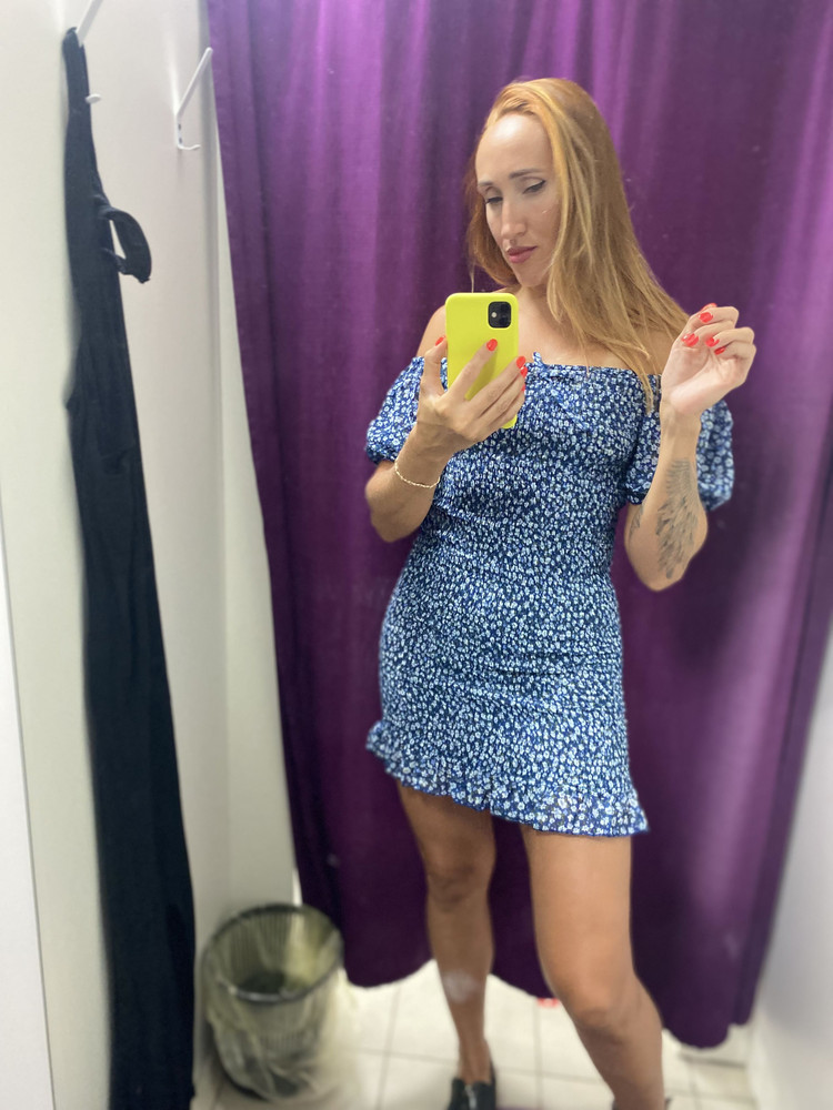 Заказал L на свой 44р. Ткань очень неприятная, тактильно для меня ужасная синтетика. Маломерит, как и писали ниже. Причём взяла на 2 размер больше, сильно обтянуло, а по спине пузырь, на рост 170 коротко, причём при ходьбе ползёт вверх. 