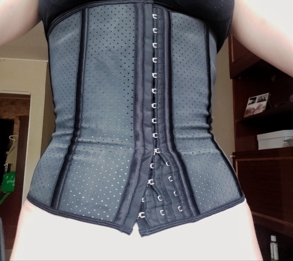Мои параметры ОТ 69-70, ОБ 99, ОГ 86
 ИЗ МУНУСОВ На мою фигуру довольно странно сел, так как большой разбег между талией и попой, пришлось изворачиваться с крючками, чтобы снизу сильно не давил, потому что аж складки некрасивые в районе копчика появляются, а сверху наоборот могу аж руку просунуть
В общем если у вас ФИГУРА ГРУША надо наверное все таки ЕЩЕ ВАРИАНТЫ поискать, а то снизу мало места, сверху большой
Грудь на 3 картинке сами видите как сидит, довольно в странный положении оказывается, при надевании корсета
ИЗ ПЛЮСОВ в целом хорошее качество, крючки крепко держатся, в нем не так чтобы жарко, но иногда живот чешется, видимо немного не хватает проветривания коже, он довольно плотный
Под одеждой почти не видно, только если это не обтягивающее платье из тонкой синтетики(там конечно уже видно будет