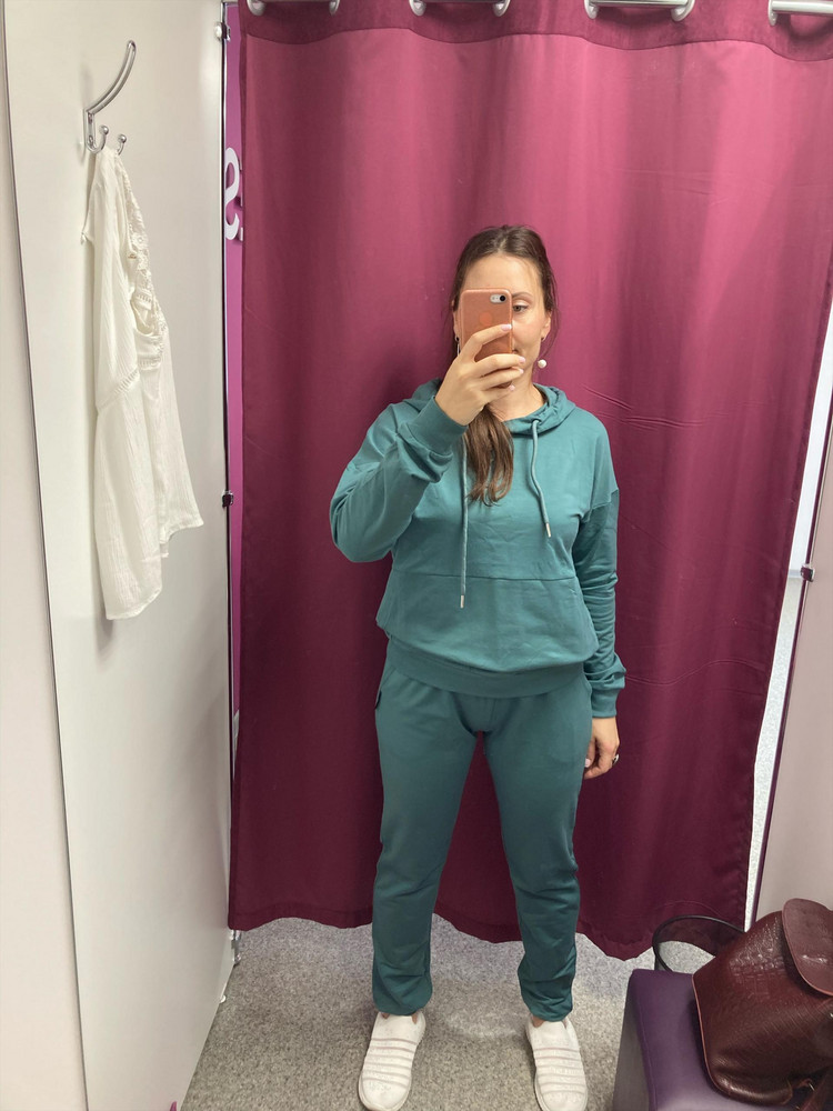 Костюм предназначен на высокий рост на 165 длинноват в штанах, но если подвернуть , то нормально, очень некрасиво сели штаны спереди. Костюм синтетический, пока мерила вся вспотела, и ощущения покалывания на теле, о-ве неприятно-поэтому Возврат! 