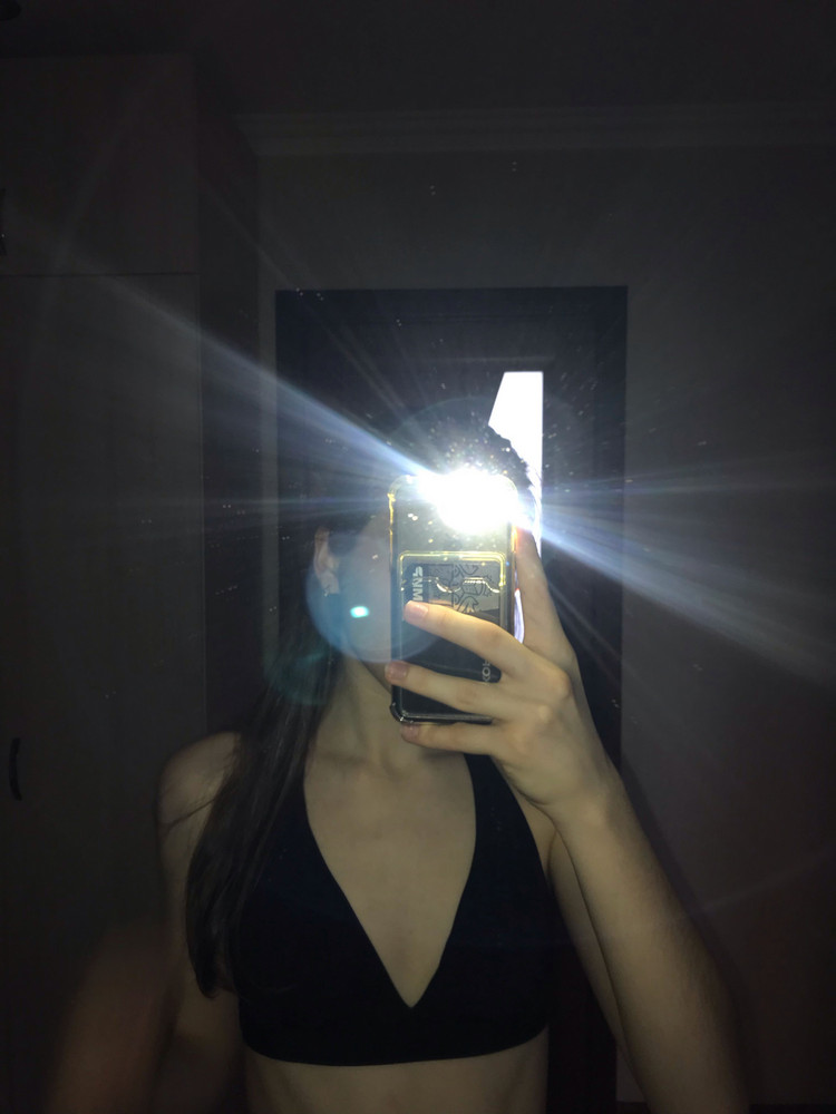 Хороший топ, хорошая цена. Удобный, завязки сзади среднего размера красиво смотрятся, спереди тоже симпатично. Есть чашечки внутри.