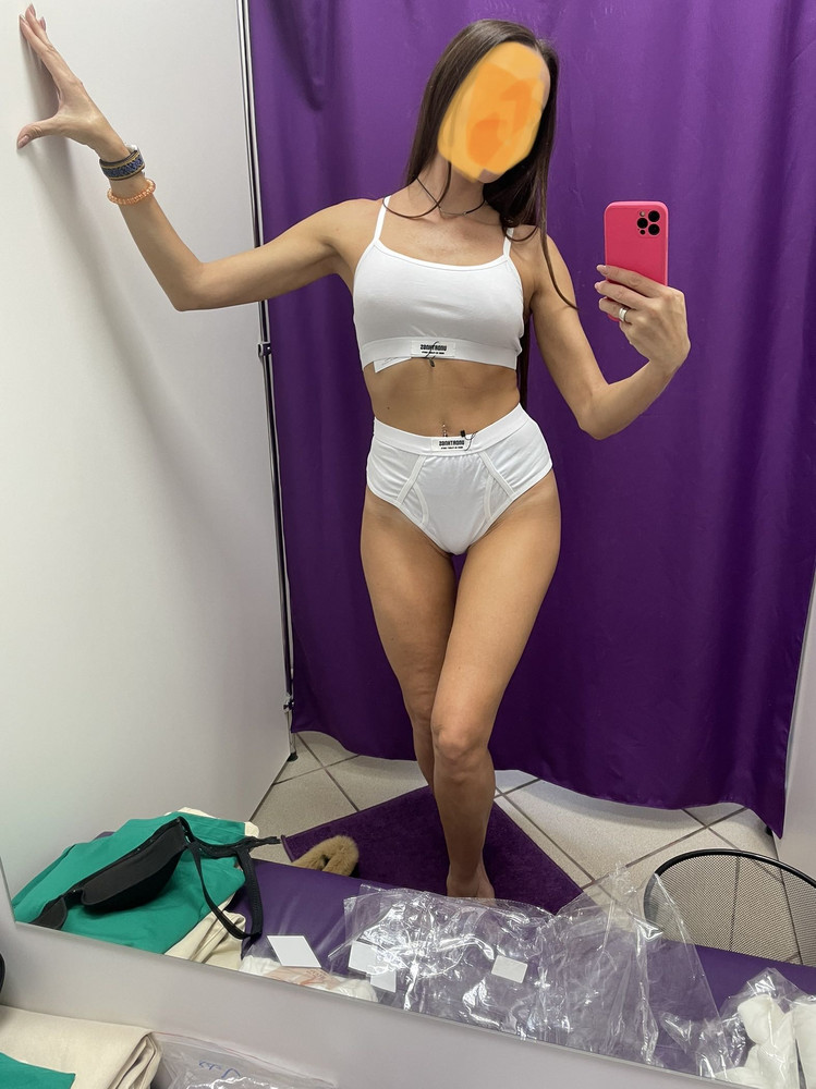 На 85-65-91 S подошёл , материал действительно с голубим отливом , окантовка белая. Если бы комплект был бы  молочно-белого цвета , было б гораздо симпатичнее ! Задумка не плохая , но завышена цена- материал тонкий, швы  неаккуратные кое где !