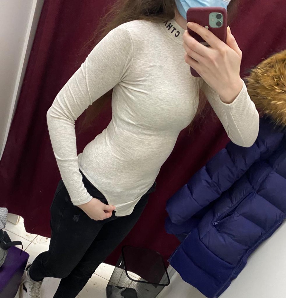 Немного просвечивает, ткань приятная, но к сожалению на рост 168 не застегнулось, больше на подростка лет 12