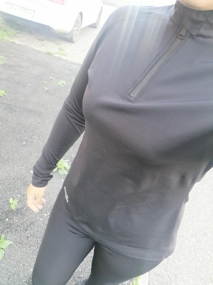 Идеально подошёл XXL на свой 46-48 размер. Нигде ничего не давит. Животик не облигает. Я искала чтоб было комфортно, и чтоб не сильно давило. Мерила xl но он в плечах был мал, и в руках тесно было.