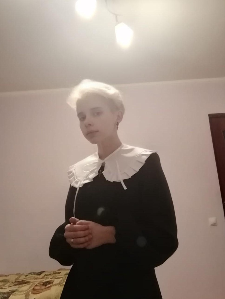 Воротник супер. Очень красивый. Ещё и конфетку положили. Спасибо.