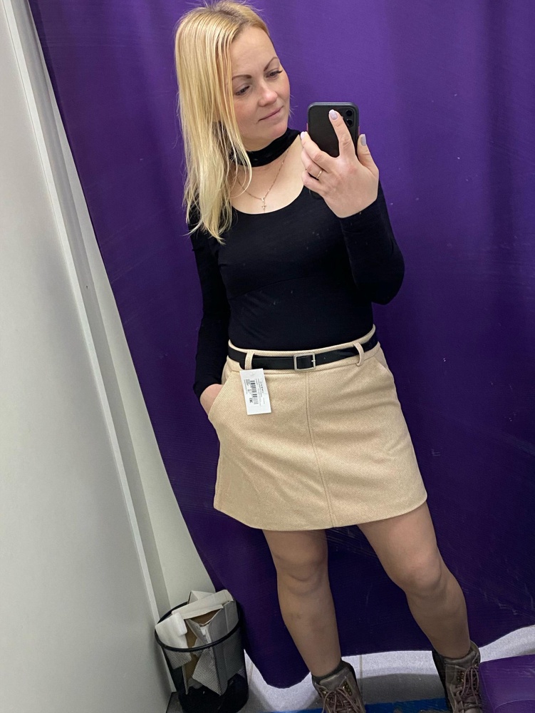 Хорошая, тёплая юбочка. Действительно меньше на размер/два. Учтите при заказе. На мне размер 48, обычно ношу 46.