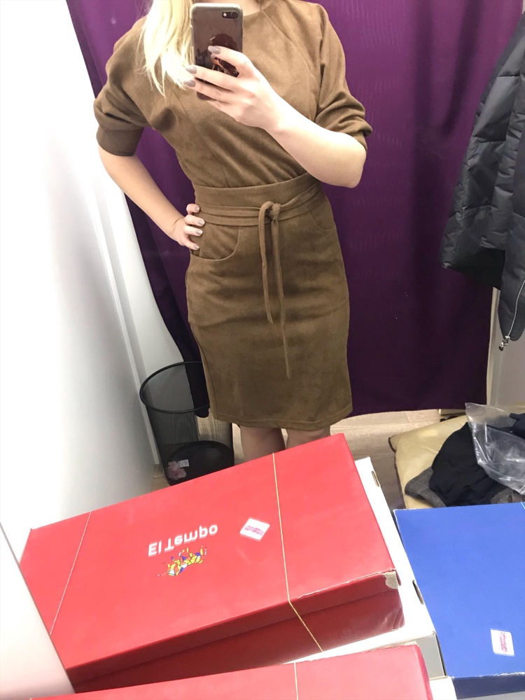 Хорошее платье, но прогадала с цветом. Я светленькая - слилась. Хочу попробовать взять чёрное. Ткань немного тянется и за счёт этого не давит ни живот ни где - очень комфортно. 