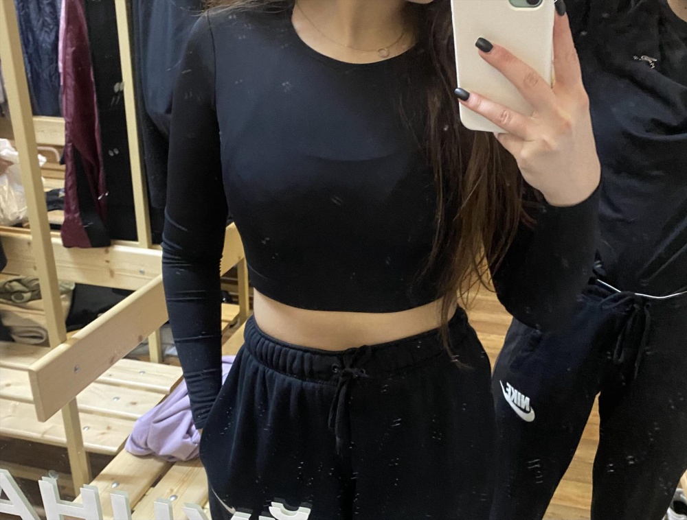 прекрасный топ, тянется хорошо, при поднятии рук, действительно не поднимается. на ОГ 89 L размер подошёл идеально, если бы взяла меньше, был бы мал,