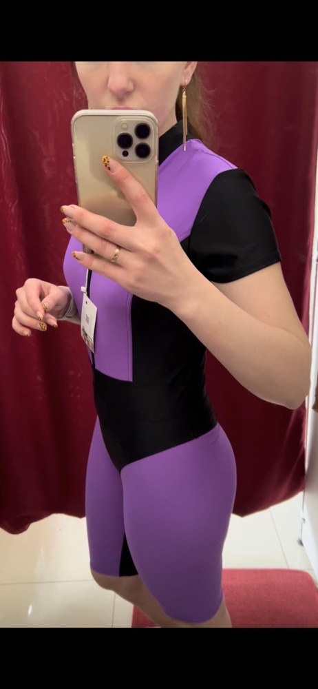 Костюм конечно яркий , интересный , современный, выделяет из толпы . Спереди все шикарно , но сзади очень смущает вид трусов , как и правда стринги , выделяется сильно . Для меня - вульгарно , но если бы я была с отличной фигурой и не загонялась, выкупила бы 😅 ещё , девочки, я брала 44 -М чёрный и фиолетовый цвет , в итоге фиолетовый свободный , чёрный обливает . То есть фиолетовый немного большемерит. Выкупила чёрный