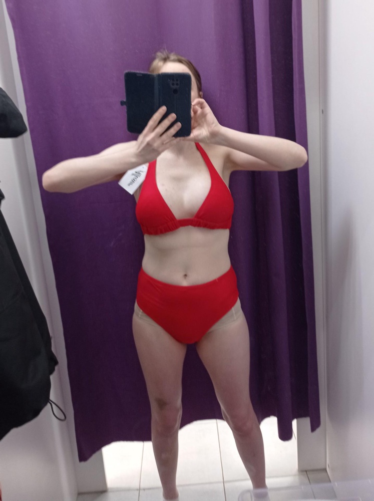 Качество купальника хорошее, сделан добротно, ткань подкладки приятная. Не хлипкий. Непонятно только что с размером - я заказала S, верх будто немного маловат на 75с, а плавки будто от размера М. То есть верх идёт размер в размер, а низ конкретно большемерит. 
Отказ потому что не сел, выбрала другую модель.