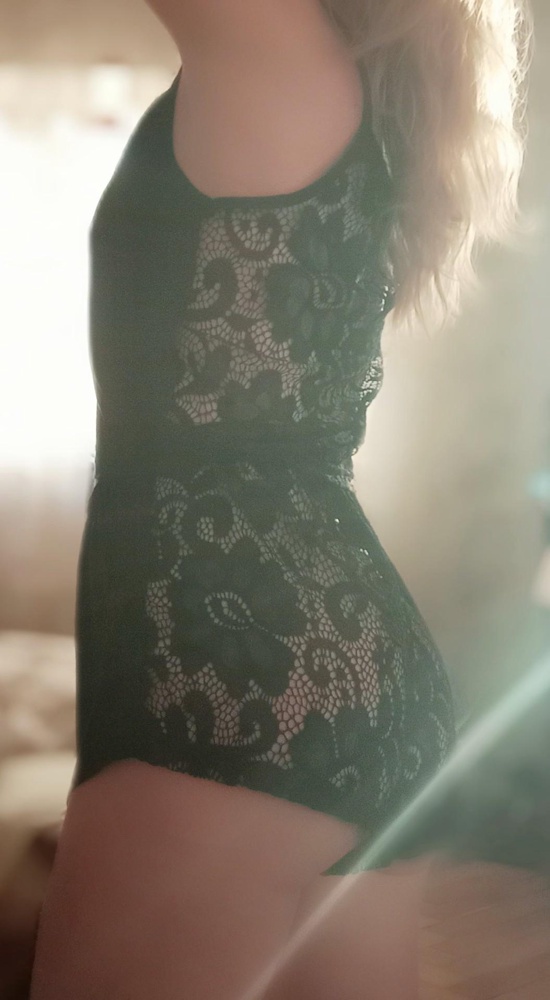 Милая пижамка. На мне сидит свободно, не так пикантно как если бы было немного в обтяг. Жаль нет размера меньше, но все равно оставила. Резинка на шортах мягкая, не давит и не сползает, ткань и кружево мягкие, приятные. И, кажется, цветы на кружеве не такие как на модели, они крупнее. Параметры 83-63-85, рост 162.