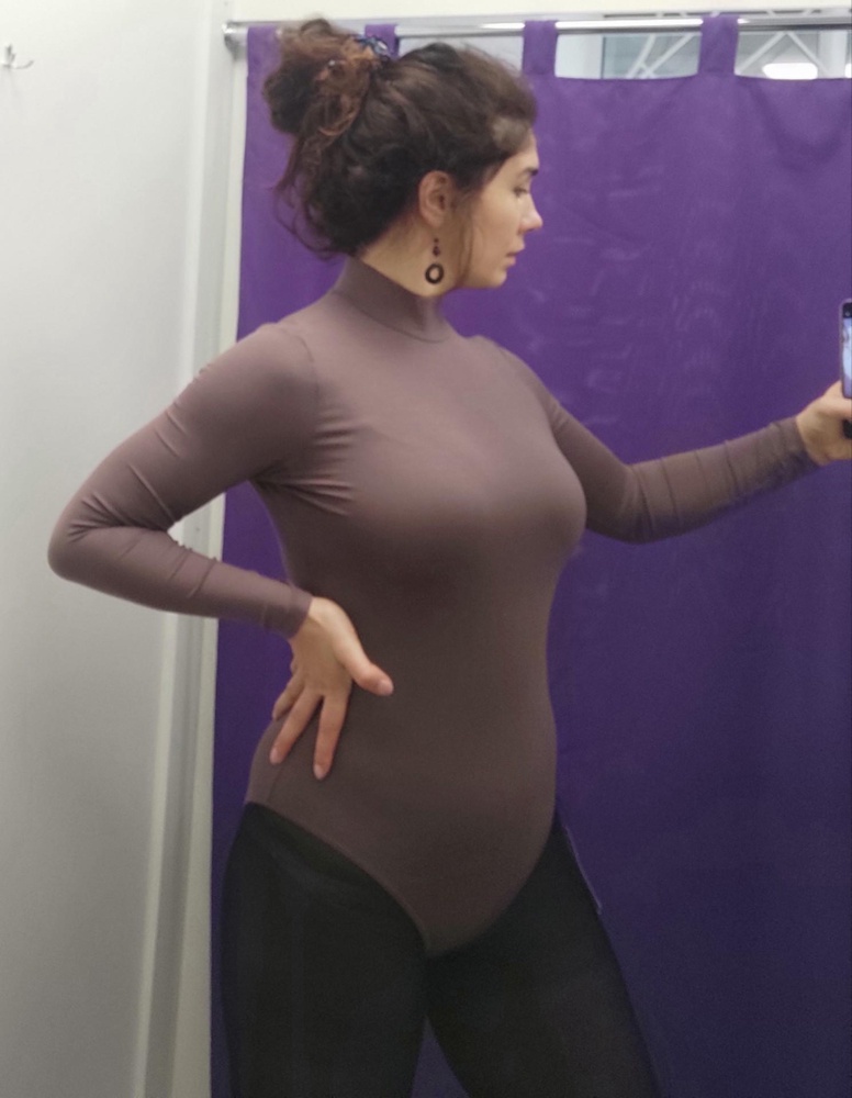 Отличное боди из вискозы. Размер 42 производителя так сидит на росте 173 с длинным корпусом 105-80-105. Выбирала по размерной сетке, приложенной в описании. Это удобно, всë совпадает. Сзади в бëдра не впивается. Не решила, для чего использовать, для тренировок или для жизни. Цвет сложный серо-таупово-фиолетовый, люблю такие. Ищу такое же боди с V-вырезом.