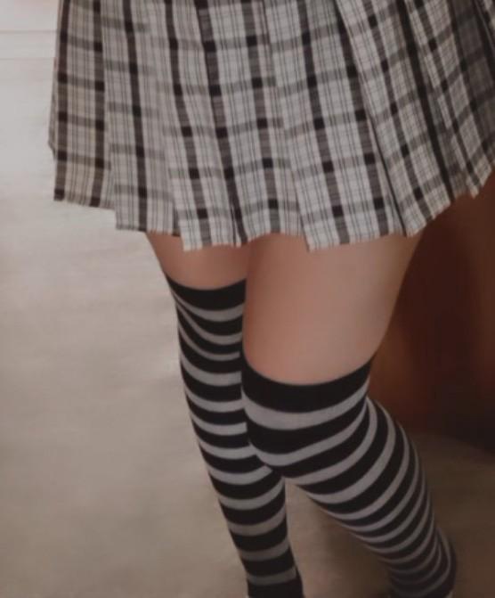 Тёплые,хорошее качество. Если брать белую расцветку,то они скорее сероватые будут, чем полностью белые. Кстати, рассчитаны на более менее худые ноги,тк плохо тянется материал. Если что,рост 173.