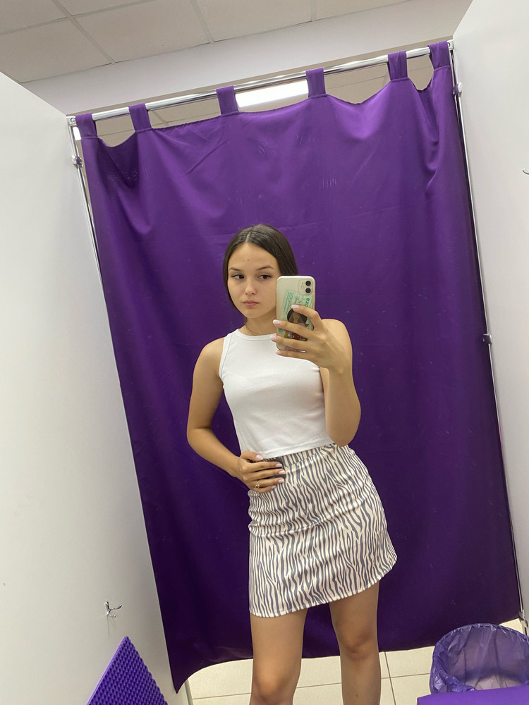 Юбка отличная, только я сделала возврат в пользу точно такой же только черно-белой. Качество отличное, ниток лишних не было. Именно у этого магазина просто Мега быстрая доставка. Есть подкладка шорты. Заказывала сначала 38, но был очень велик в талии, 36 сел отлично!❤️