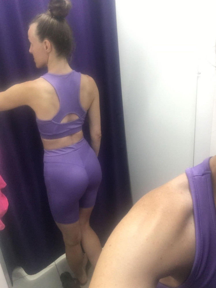 Материал мягкий, но тонковат. Топик без вкладышей, без лифчика вся анатомия видна, а если надевать лиф, то сзади видно. 