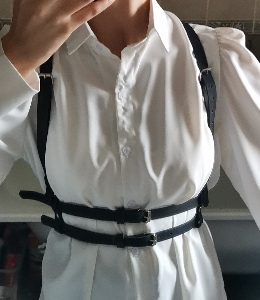 материал - кожа, просто шикарный, портупея регулируется ремешками, боялась, что из-за небольшой груди буду выглядеть нелепо, а в итоге всё хорошо затянула и портупея даже будто визуально увеличила грудь, вобщем очень понравилось, большое спасибо :)