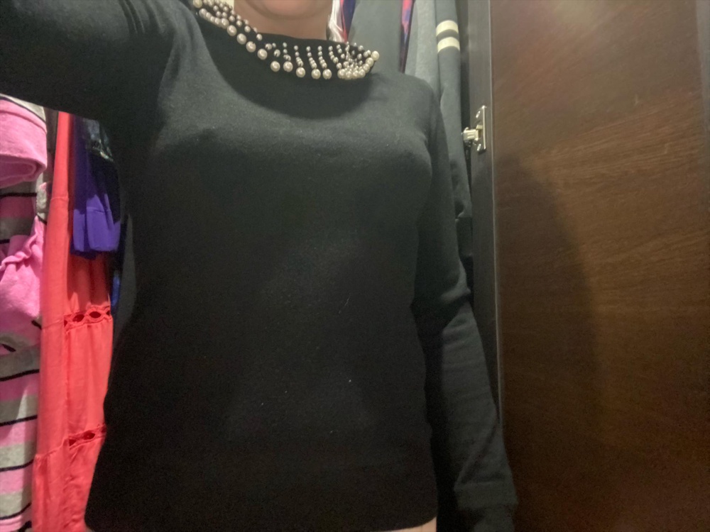 Рост 170. Талия без белья 72, с бельём 70. К качеству претензий нет. Приятное к телу,хорошо пошито, а вот утяжка 2 см незаметна. И обратите внимание на фото моделей в белье. Заломы по талии на боках. Так вот,заломы эти не убираются,они так и есть. Под обтягивающим платьем видно эти заломы очень хорошо.  Не назову это вот прям утяжкой,скорее сглаживает силуэт. Особенно жировую ловушку между швами от кесарева и пупком. Ставлю пять звезд за качество и быструю доставку. Если бы не было этих палевных заломов на боках то было бы огонь! Размер ношу 46-48. Бёдра 100. В эску влезла нормально,с трудом,но нормально. Снимать было посложнее. Дышать/есть можно спокойно,но при наклоне чувствуешь как заломы по бокам соединяются на животе))) под платьем вобтяг видно,под более свободной одеждой нет. В общем вещь за свои деньги нормальная, но иллюзиями что надел и стал стройной ланью с ярковыраженной талией лучше себя не тешить. Просто более сглаженный силуэт. Первые два фото с бельём. Остальные без. 