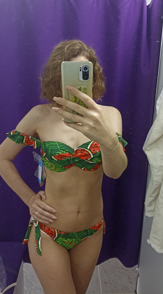 Купальник пришел запечатанный, разрывала пакет. Гигиенические наклейки на каждых трусиках. Яркий, прошит хорошо, лямки в наборе. Большеват в груди, не забрала. На мой 46